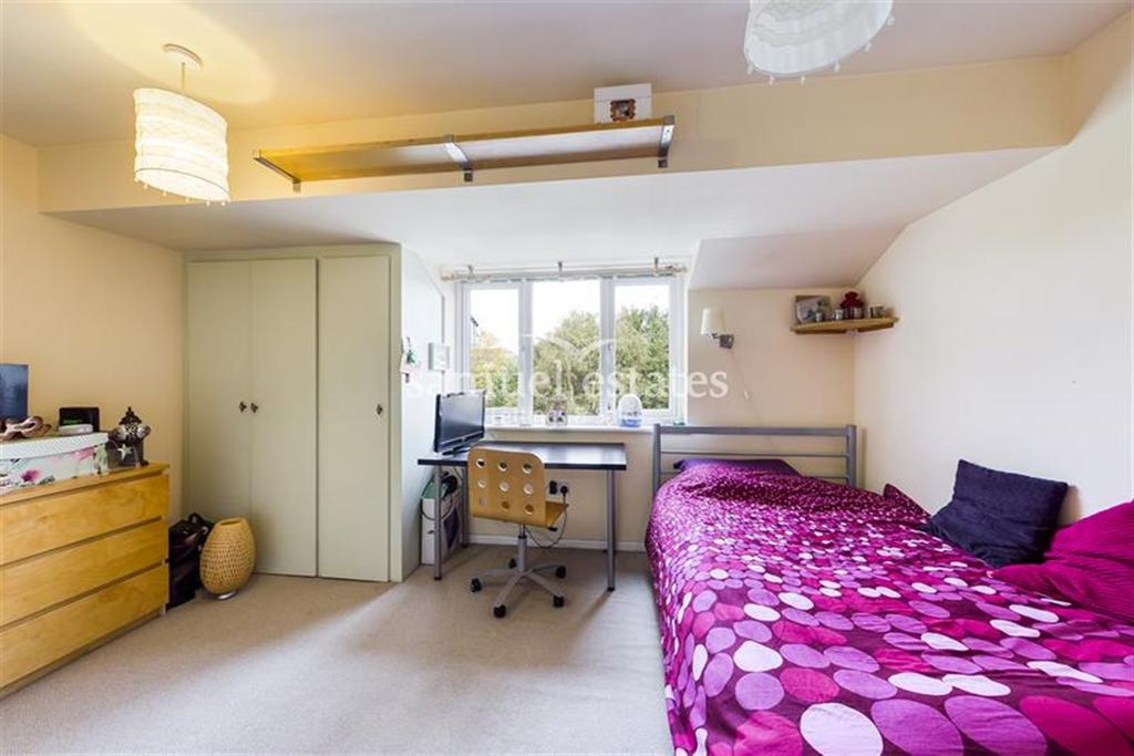 Heathfield Drive, Mitcham, CR4 Studio £800 pcm (£185 pw)