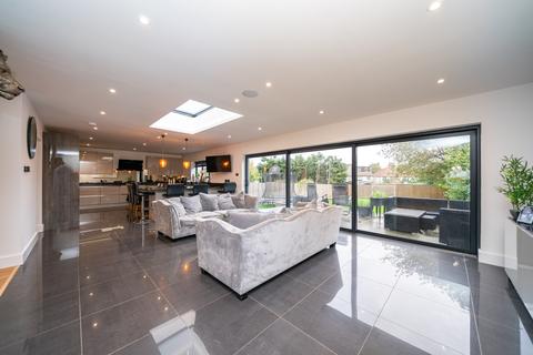 5 Gilbert Way, Berkhamsted, HP4 3JF