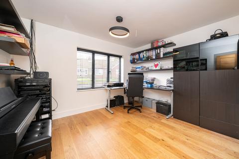 5 Gilbert Way, Berkhamsted, HP4 3JF