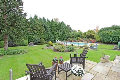 16 Ballantyne Drive, Kingswood, Tadworth, KT20 6EA