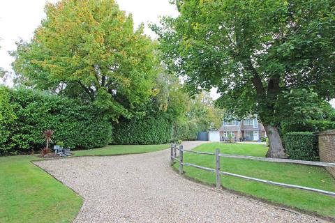 16 Ballantyne Drive, Kingswood, Tadworth, KT20 6EA