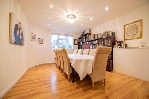 27 Woodlands Close, London, NW11 9QR