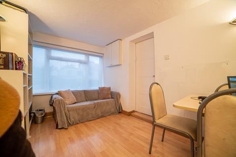 27 Woodlands Close, London, NW11 9QR