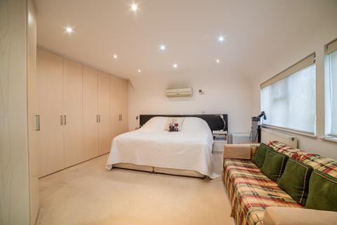 27 Woodlands Close, London, NW11 9QR