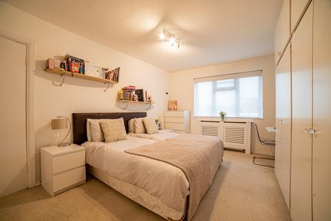 27 Woodlands Close, London, NW11 9QR