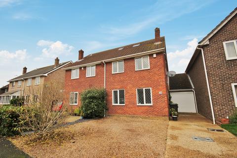 18 Kidder Road, Rayne, Braintree, CM77 6TN