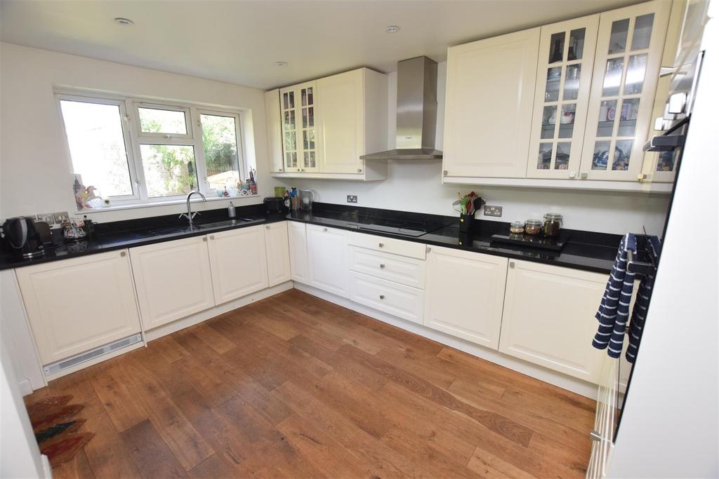 Wallace Binder Close, Maldon 4 bed house £1,700 pcm (£392 pw)