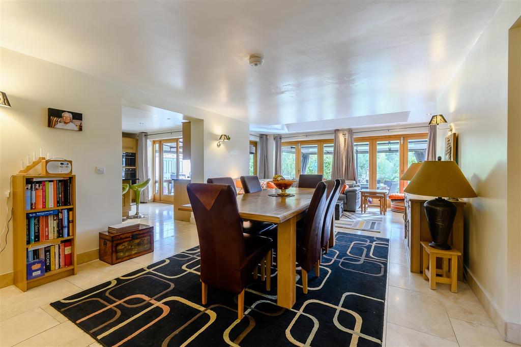 8439922-interior10.jpg