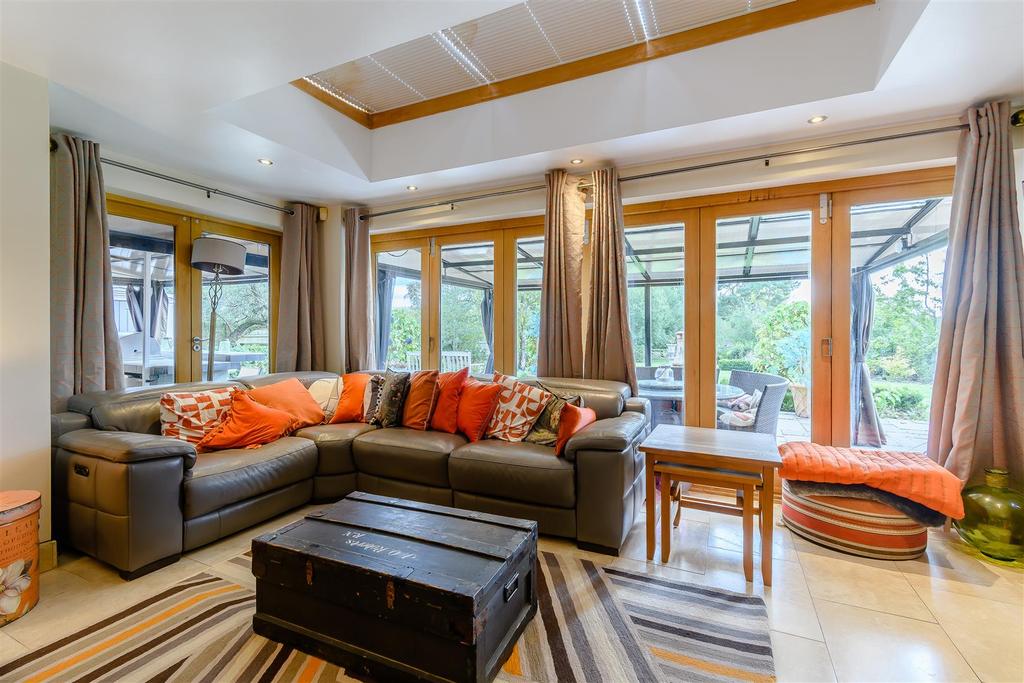 8439922-interior09.jpg