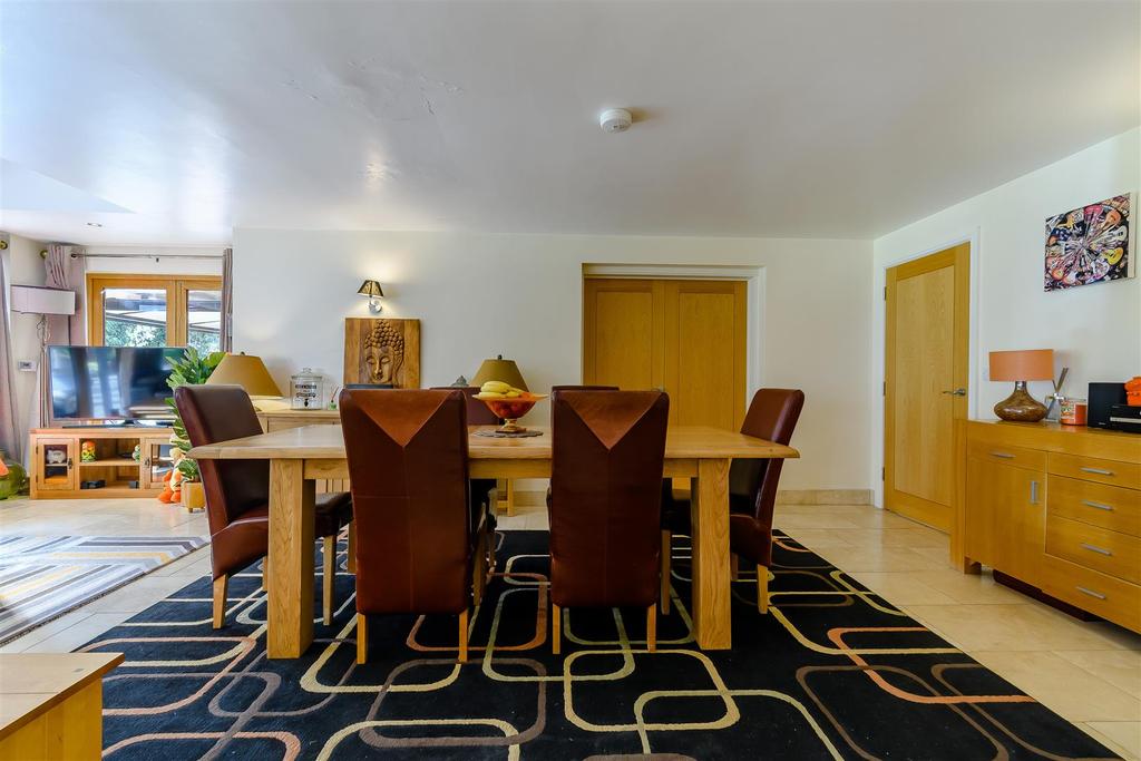 8439922-interior12.jpg