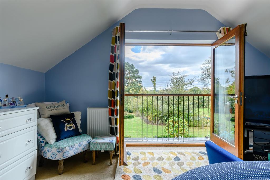 8439922-interior18.jpg