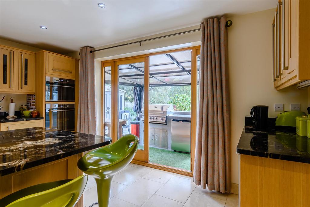 8439922-interior16.jpg