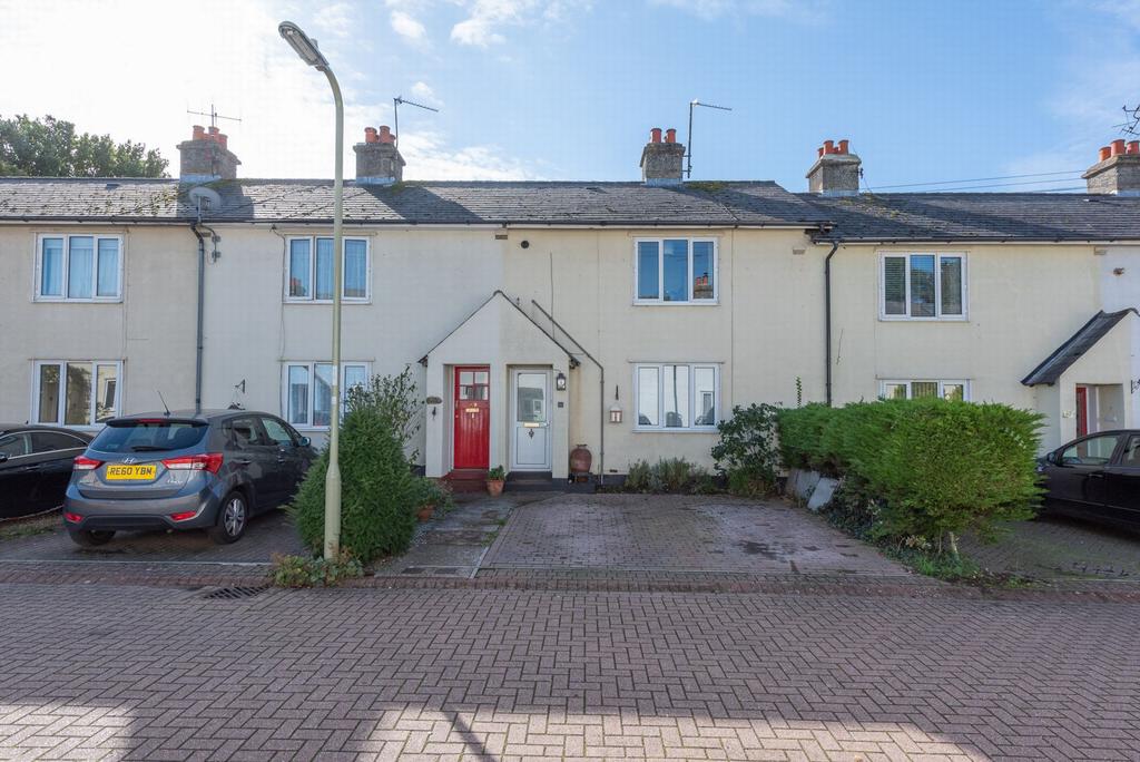 Pinehurst Cottages, Farnborough, GU14 2 bed terraced house £310,000