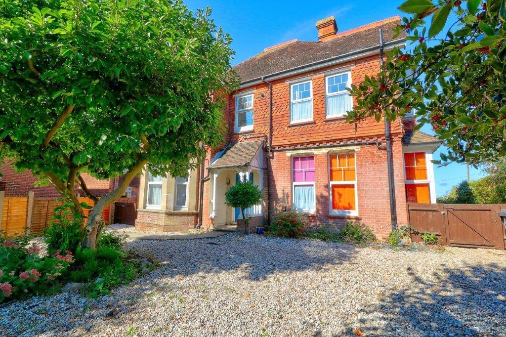London Road, Hailsham BN27 1 bed flat £800 pcm (£185 pw)