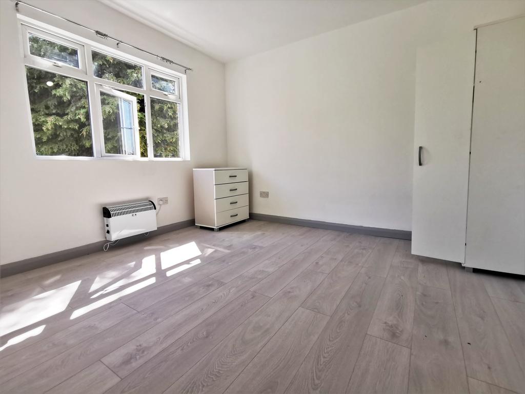 Northolt, UB5 Studio £875 pcm (£202 pw)