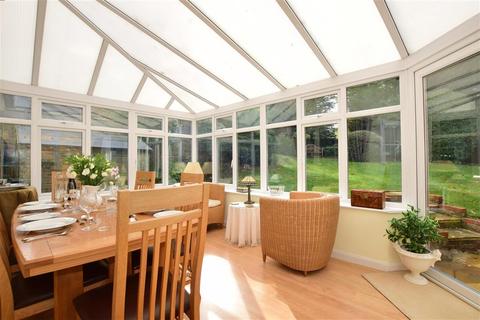 8 Lower Dunnymans, Banstead, SM7 2BX