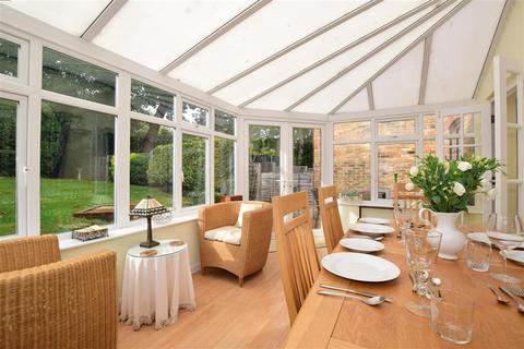 8 Lower Dunnymans, Banstead, SM7 2BX