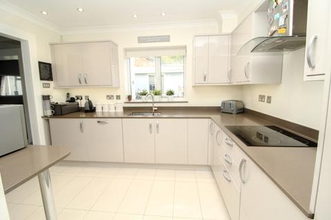24 Knights Way, Brentwood, CM13 2AZ
