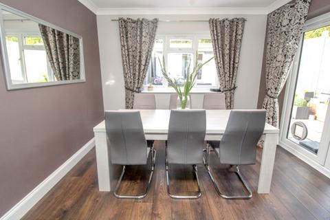 24 Knights Way, Brentwood, CM13 2AZ