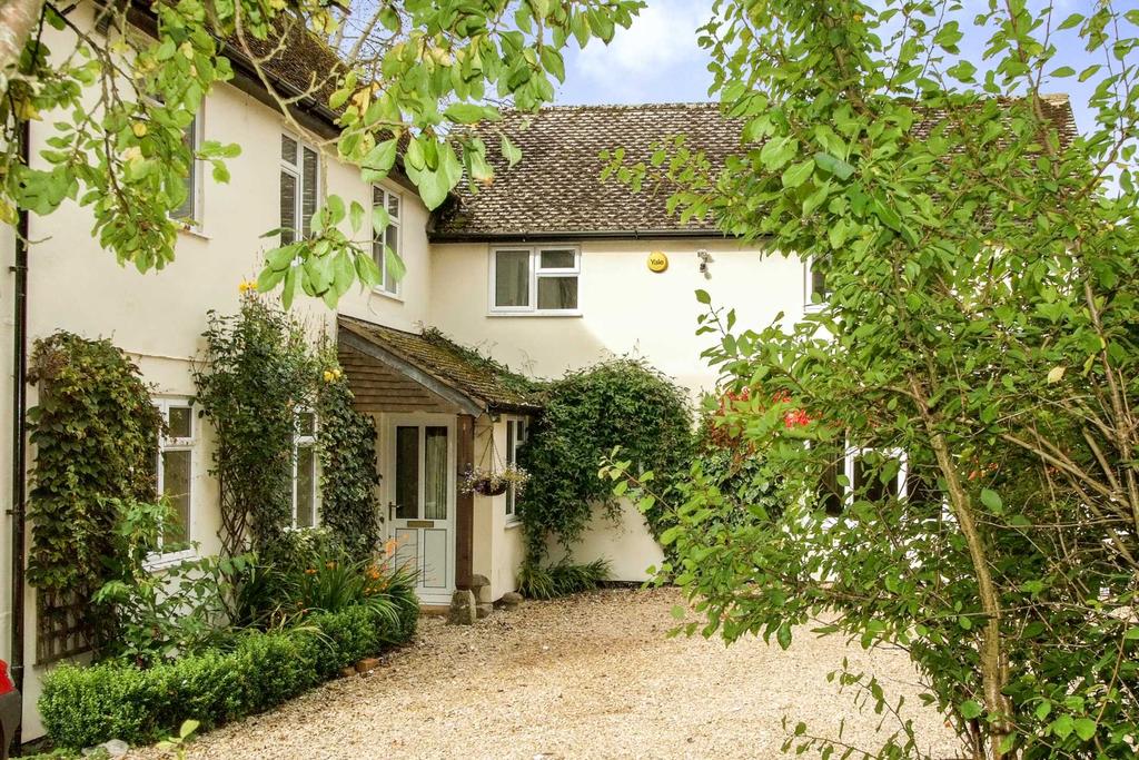 London Road, Moreton In Marsh 6 bed detached house £2,800 pcm (£646 pw)