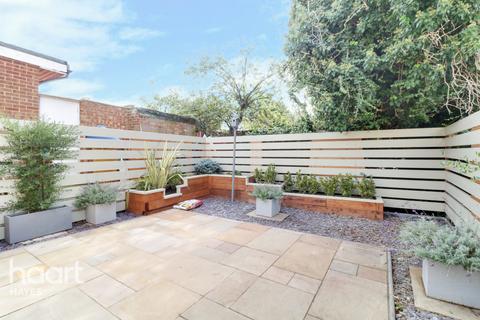 12 Willow Tree Lane, Hayes, UB4 9BB