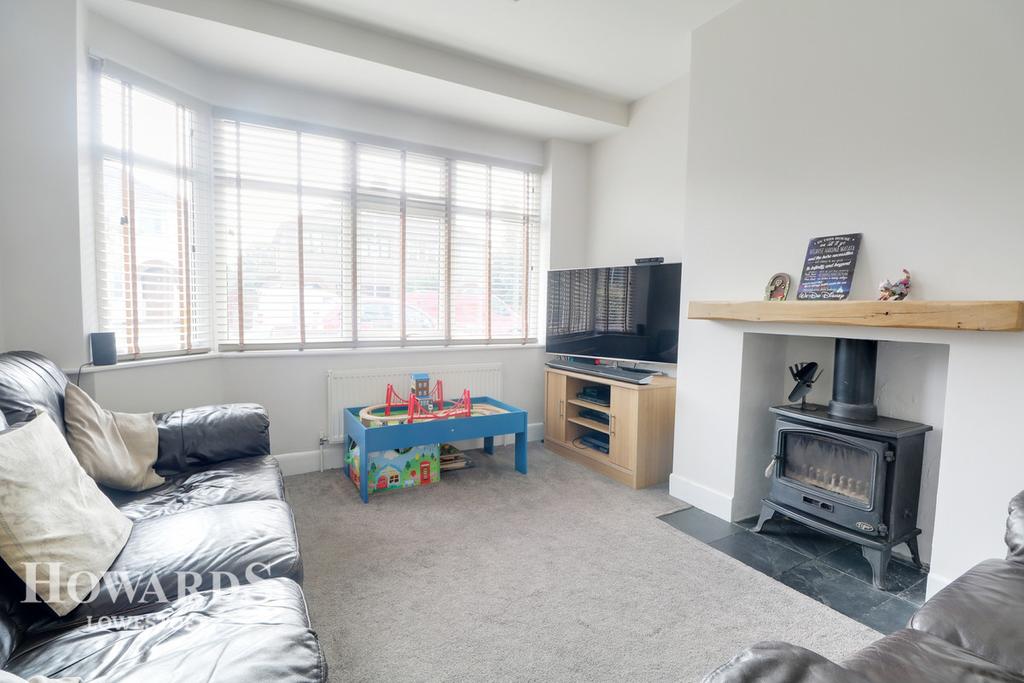 Monckton Avenue, Lowestoft 3 bed semidetached house £210,000