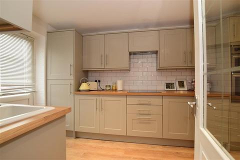 17 Campbell Close, Wickford, SS12 9HL