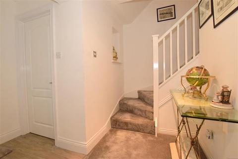 17 Campbell Close, Wickford, SS12 9HL