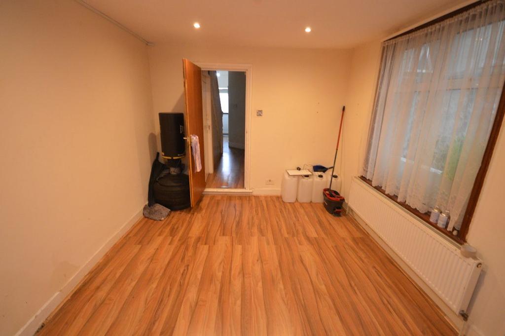 Empress Avenue, Ilford 4 bed terraced house £2,000 pcm (£462 pw)