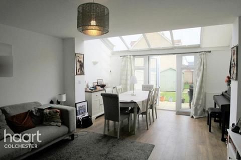 3 bedroom end of terrace house to rent, Battalion Walk, Colchester