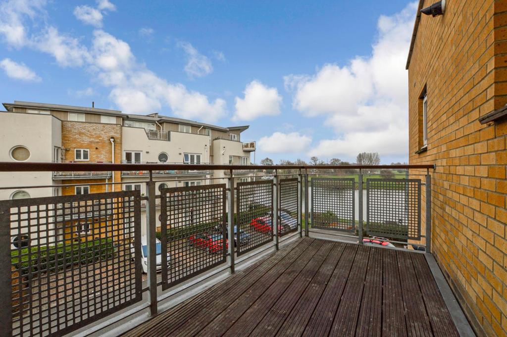 Chertsey House, Bridge Wharf, Chertsey, Surrey, KT16 2 bed flat £