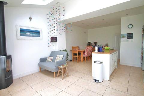 32 Kings Avenue, New Malden, KT3 4DT