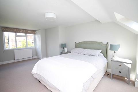 32 Kings Avenue, New Malden, KT3 4DT