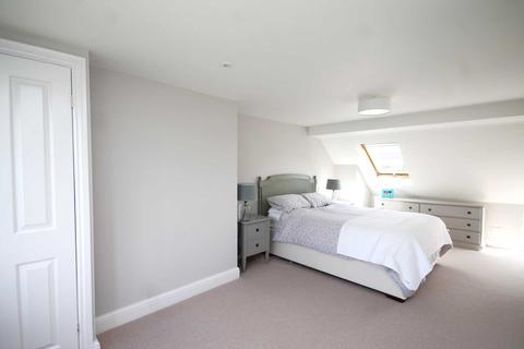 32 Kings Avenue, New Malden, KT3 4DT