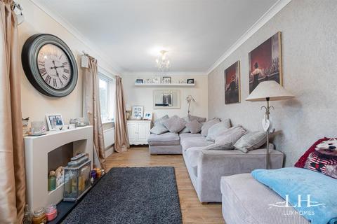 12 Haydock Close, Hornchurch, RM12 6EA