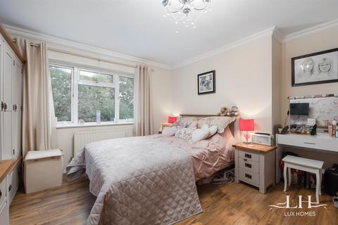 12 Haydock Close, Hornchurch, RM12 6EA