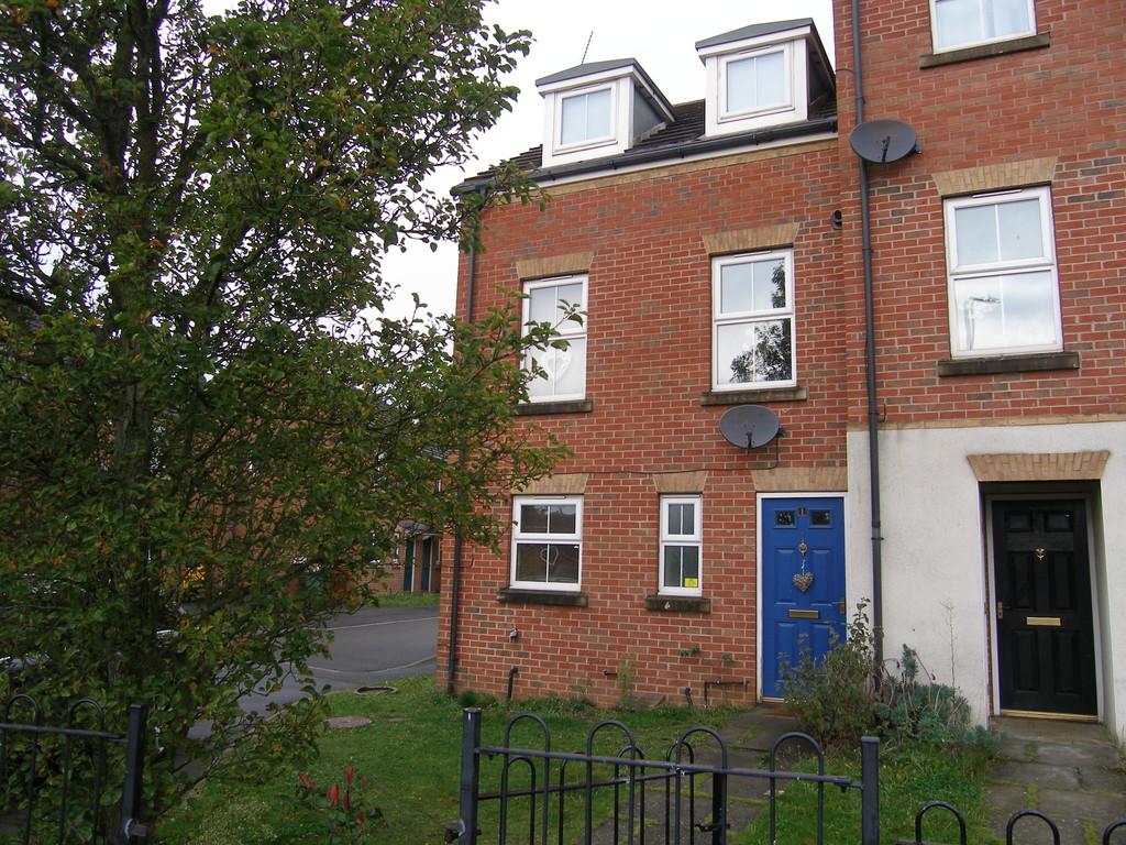 Pinewood Close, Scunthorpe 3 bed townhouse £625 pcm (£144 pw)