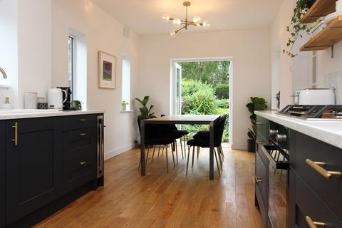 123 Downs Road, Coulsdon, CR5 1AD