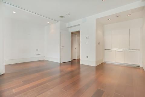 Studio to rent, Slingsby Place, Covent Garden WC2