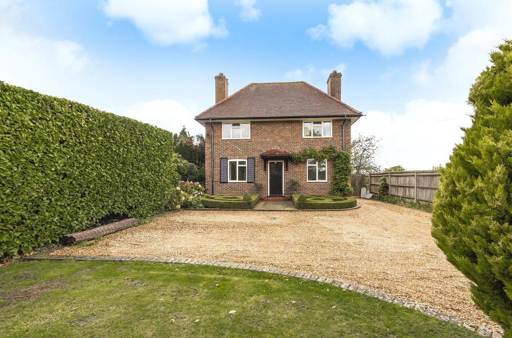 West Clandon, Surrey, GU4 4 bed detached house £860,000