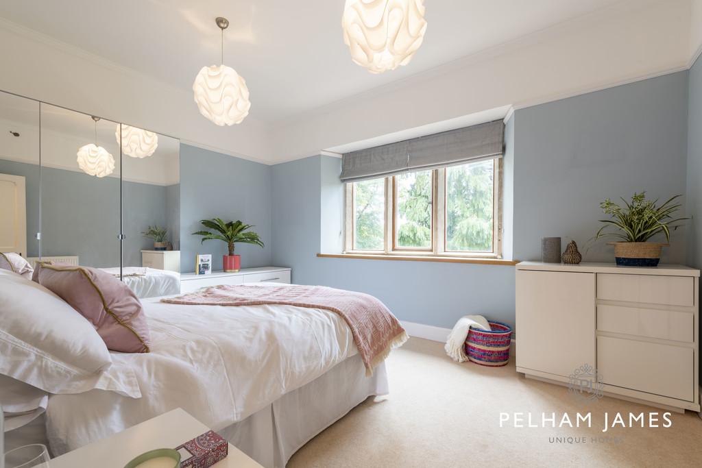Guest bedroom with en suite bathroom