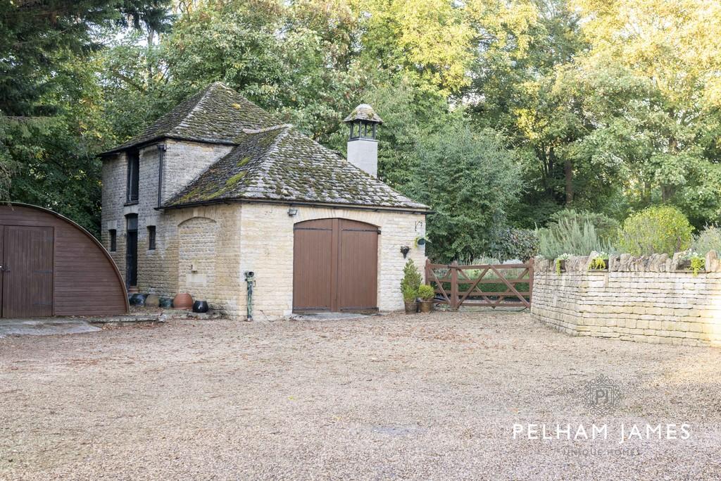 Coach house