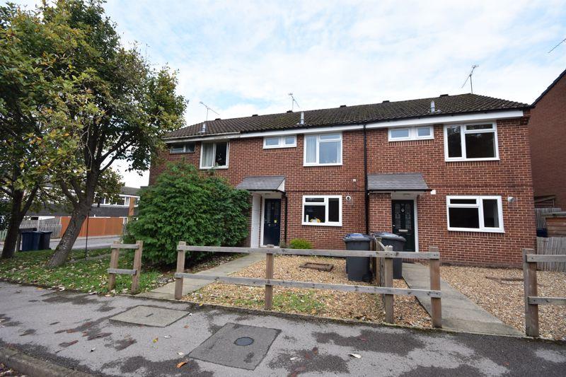 Bardsley Drive, Farnham 3 bed terraced house £1,300 pcm (£300 pw)