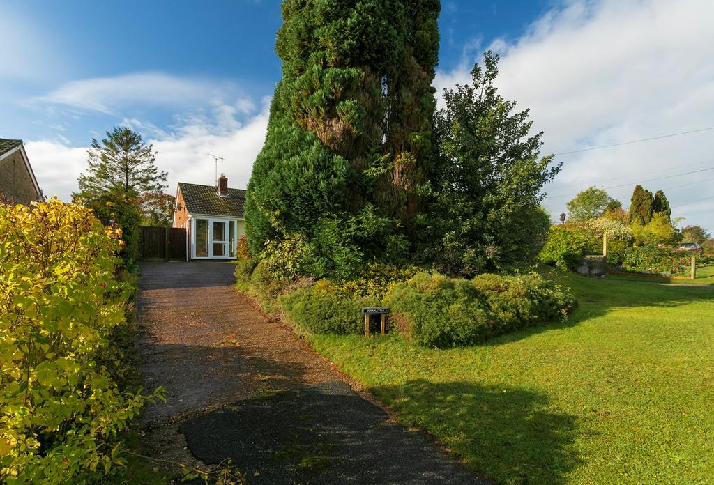 Woodland Road, Lyminge, Folkestone, CT18 2 bed semidetached bungalow