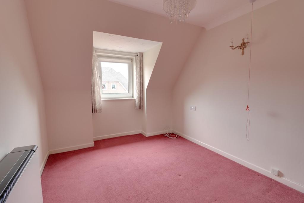 High Street, Hoddesdon, EN11 1 bed retirement property £180,000
