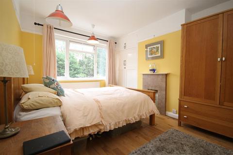 24 Hackbridge Park Gardens, Carshalton, SM5 2HD
