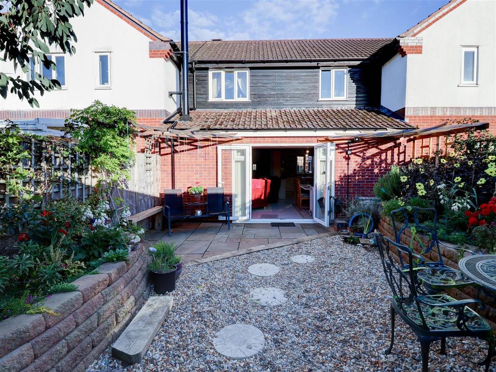 Meadow Road, Alcester 2 bed terraced house £220,000
