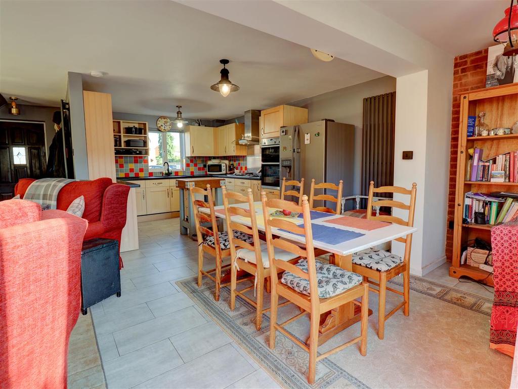 Meadow Road, Alcester 2 bed terraced house £220,000