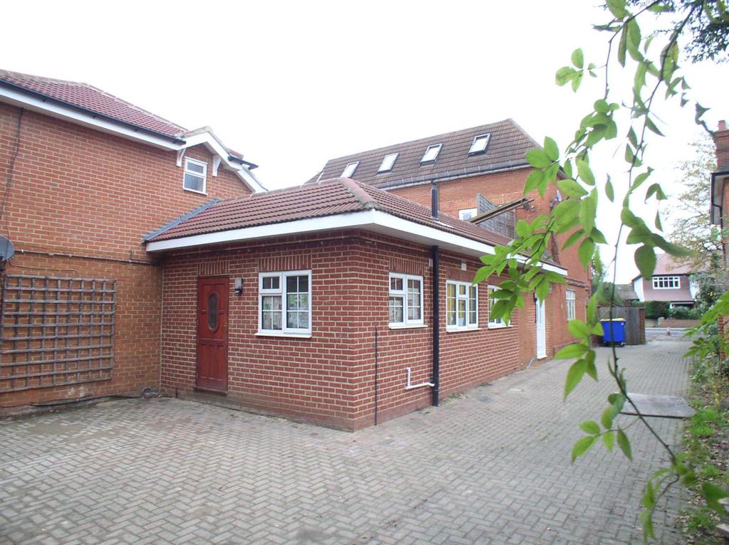 Hersham Road, WaltonOnThames 1 bed flat £1,050 pcm (£242 pw)