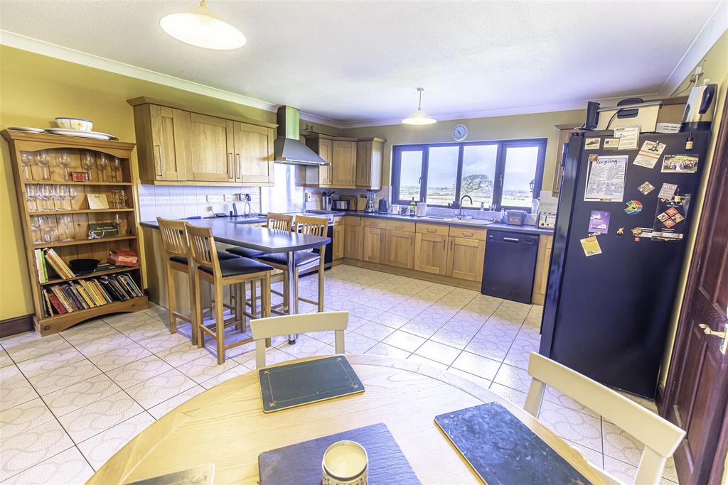 Kitchen 2.jpg